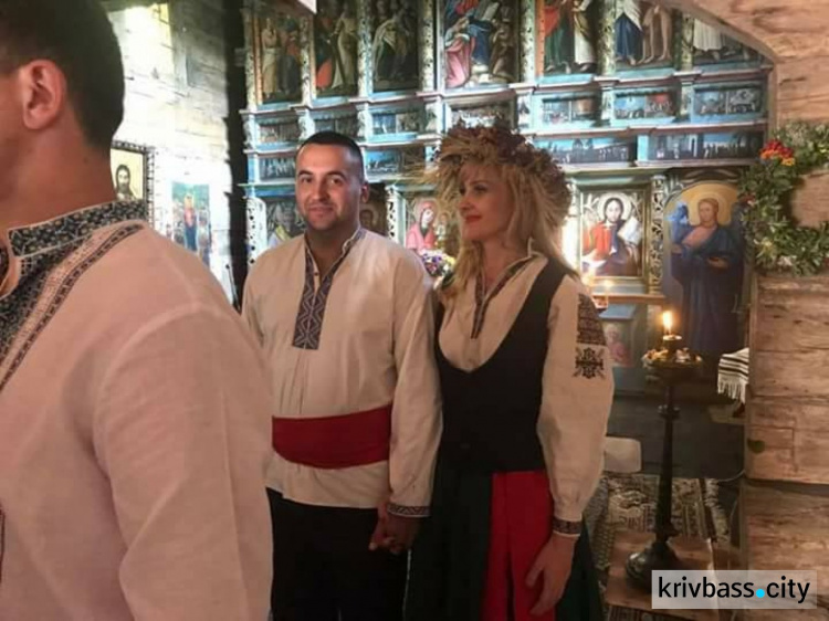 Волонтер из Кривого Рога и боец АТО из Закарпатья сыграли свадьбу в украинском стиле (ФОТО)