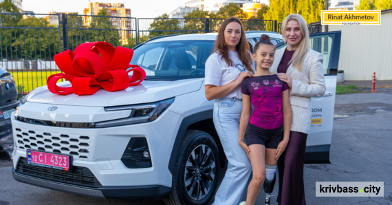 Рінат Ахметов подарував автомобіль юній гімнастці Олександрі Паскаль