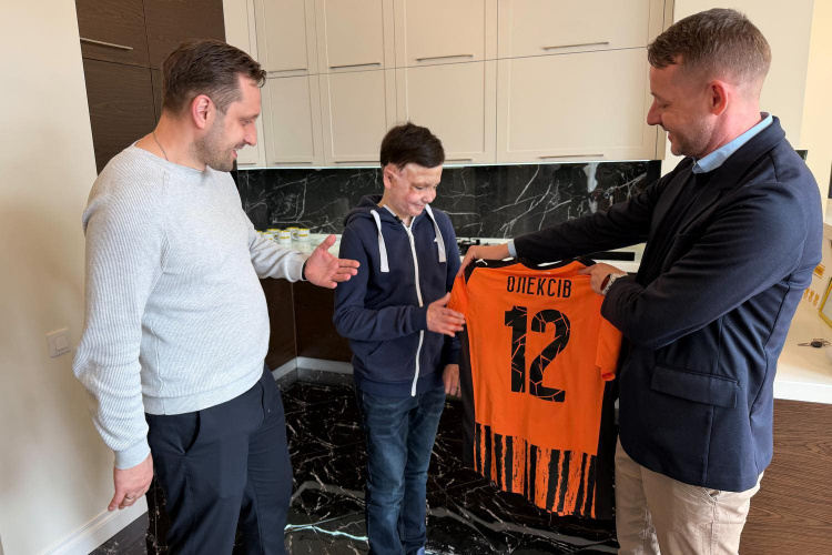 Незламний Роман Олексів, який вижив після обстрілу Вінниці у 2022 році, отримав квартиру від Ріната Ахметова