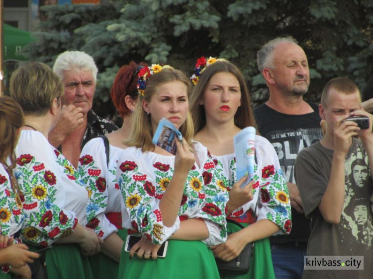 В Кривом Роге стартовал 9-й фестиваль народного творчества "Червона калина" (фото)
