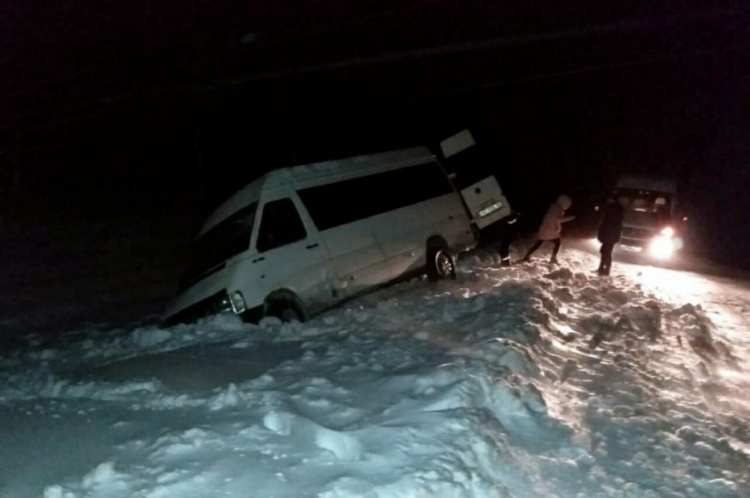 Спасатели Днепропетровщины продолжают оказывать помощь заложникам непогоды (фото)