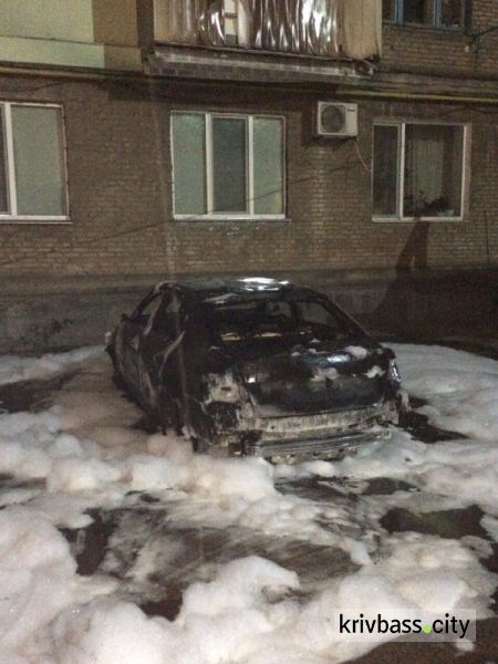 В Кривом Роге загоревшийся автомобиль повредил окна и фасад балкона дома (ФОТО)