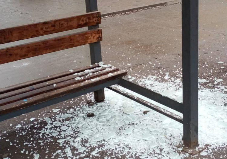 У Кривому Розі розтрощили зупинку - фото виконкому Покровської райради