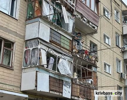Горіло пшеничне поле та пошкоджена пʼятиповерхівка: росіяни атакували безпілотниками Дніпропетровщину