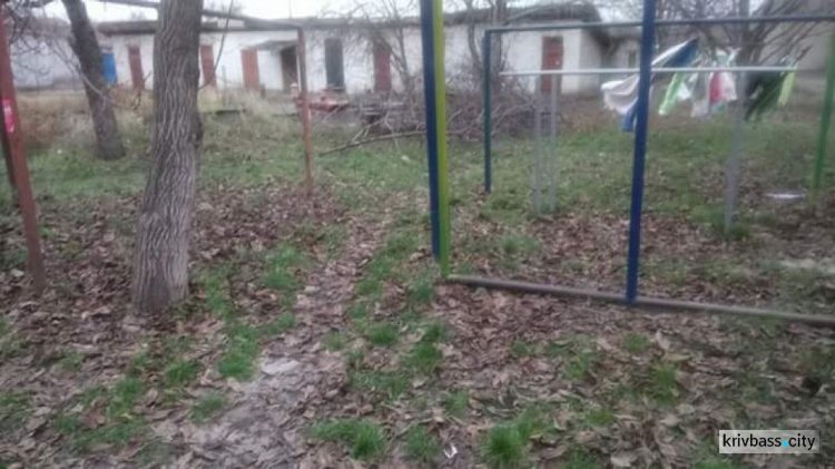Крик души: жители одного из районов Кривого Рога просят привести двор в порядок (ФОТО)
