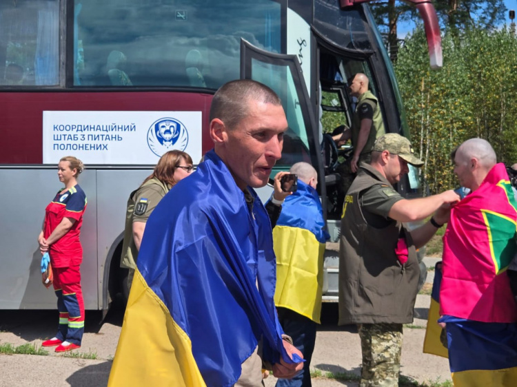 Вдома: 13 захисників з Дніпропетровщини повернулися з російського полону під час обміну 19 серпня
