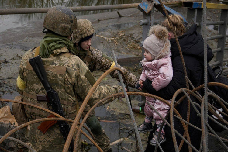 Кабмін схвалив примусову евакуацію дітей із зон активних бойових дій: деталі