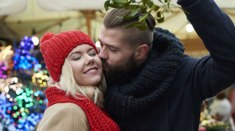 Чому цілуються під омелою: історія, прикмети та правила ритуалу - фото з відкритих джерел