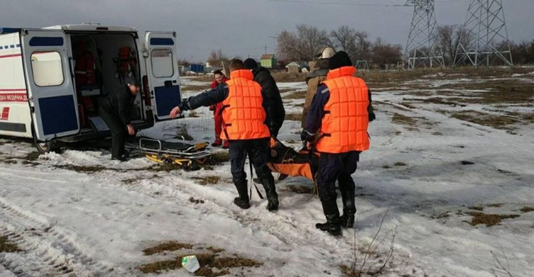 В Кривом Роге спасатели достали провалившегося под лед мужчину (фото)