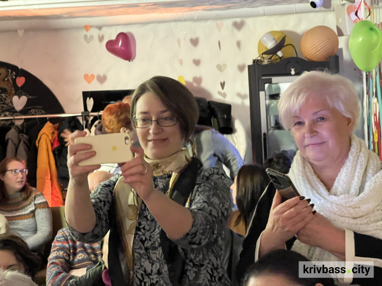 «Домашні читання» у Кривому Розі: Олена Гусейнова та Іванна Скиба-Якубова презентували свої поетичні збірки