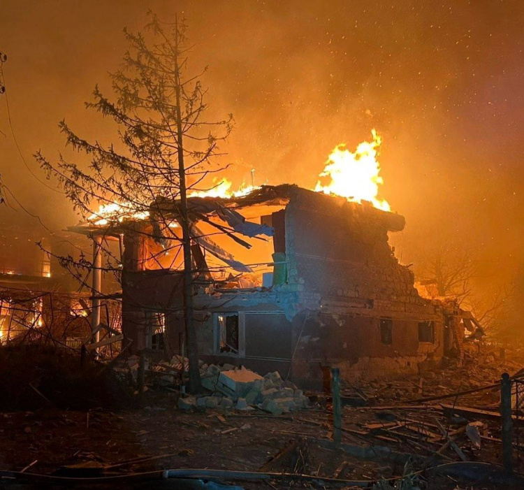 Двоє поранених і зруйновані будинки: росіяни вкотре атакували Дніпропетровщину