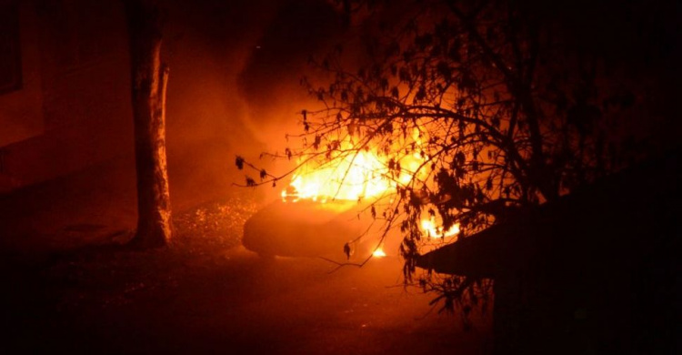 В Кривом Роге ночью загорелся автомобиль в одном из районов города