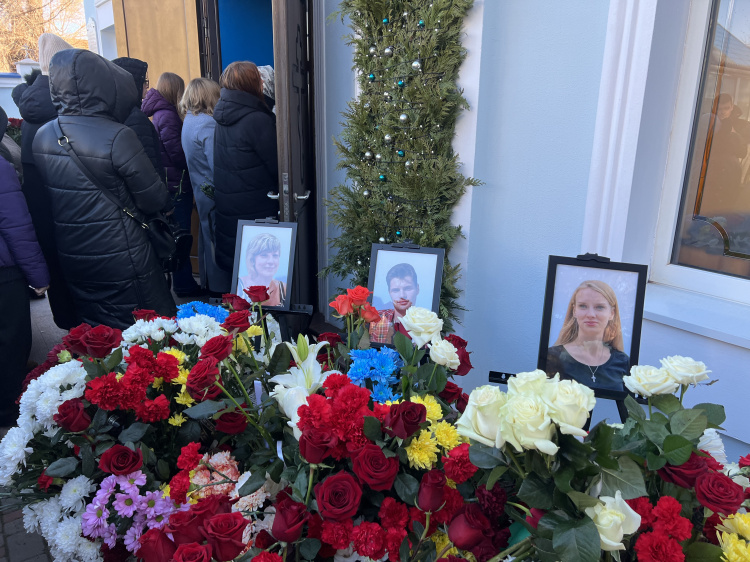 Рідні по життю - рідні на небесах: у Кривому Розі попрощалися з загиблими внаслідок ракетного обстрілу 17 січня