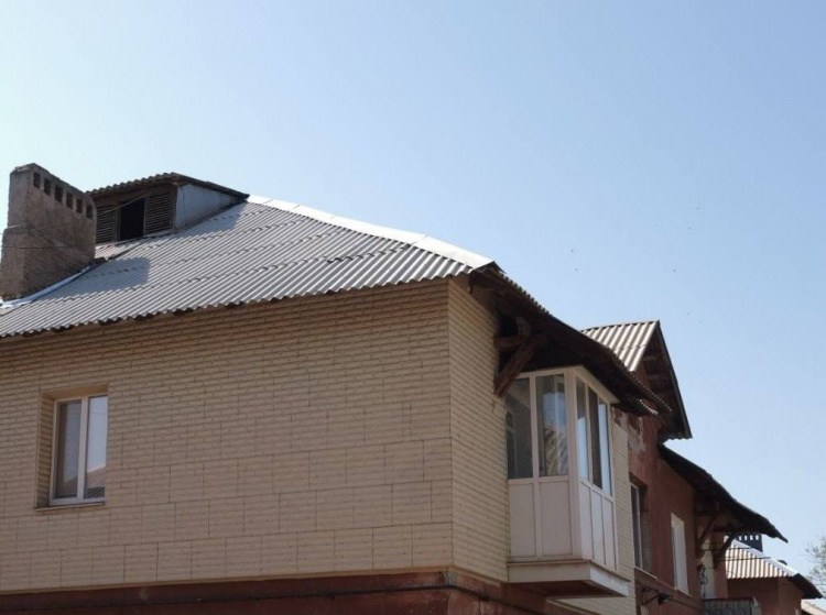 Відновлення житлового будинку після російської атаки - фото управління преси виконкому Криворізької міської ради