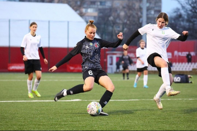 У Кривому Розі стартував благодійний футбольний жіночий турнір: хто виконав перший пас