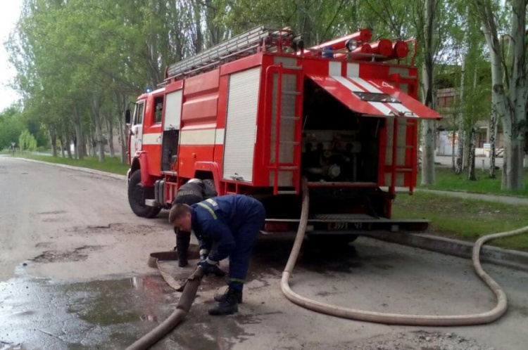 В Кривом Роге случился пожар на территории одного из заводов (фото, видео)