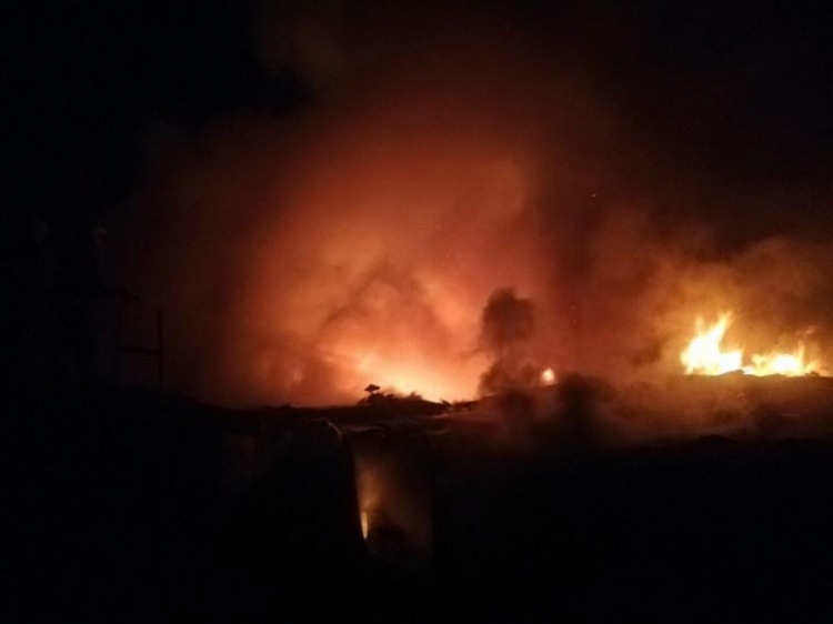 Масштабный пожар в Кривом Роге уничтожил хозпостройки (фото)