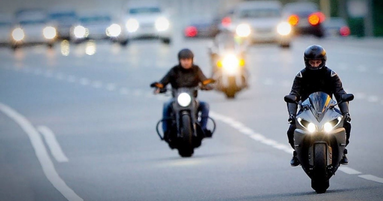 Мотоциклісти на дорохі - фото ілюстративне з відкритих джерел