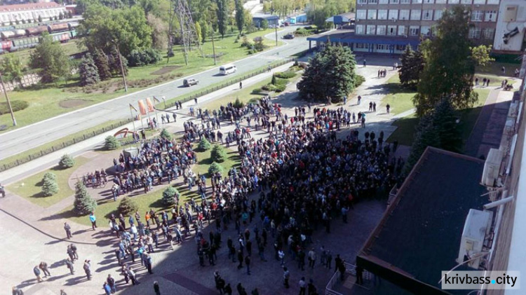 Митинг работников ПАТ «АрселорМиттал Кривой Рог» в разгаре (ФОТО)