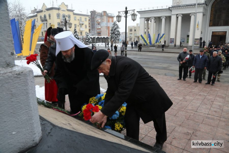 В День Соборности Украины криворожане собрались у памятника Великому Кобзарю (ФОТОФАКТ)