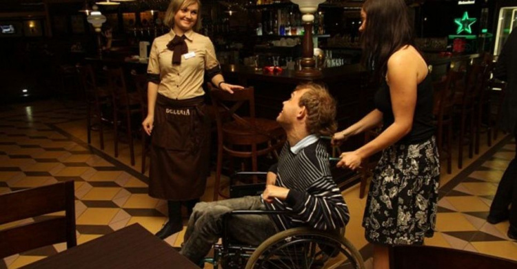 Все кафе и рестораны Кривого Рога теперь обязаны учитывать потребности людей с инвалидностью
