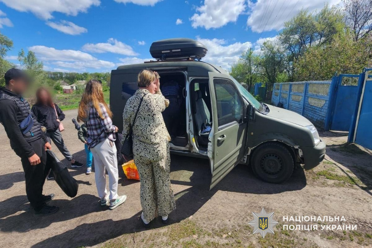Евакуація родини з прифронтового села, фото Національної поліції України