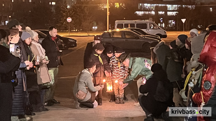 «В небі зірка спалахнула»: криворізькі пластуни передали Вифлеємський вогонь миру містянам