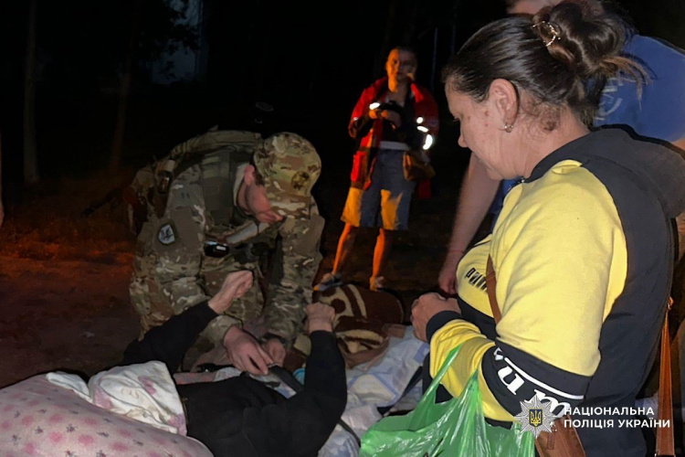 Не мав шансів виїхати сам: на Дніпропетровщині поліцейські евакуювали дідуся з прифронтового села