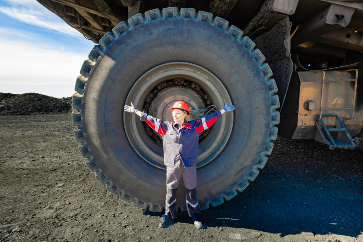 Жінка за кермом самоскиду в кар'єрі