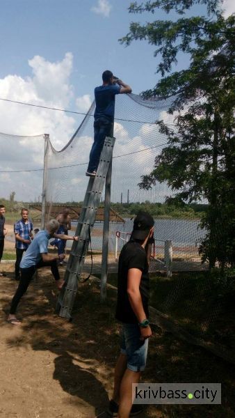 Чистый город: в одном из районов Кривого Рога благоустроили волейбольную площадку на берегу (ФОТОРЕПОРТАЖ)