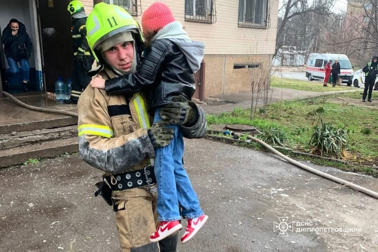 Пожежа у багатоповерхівці Кривого Рогу: надзвичайники врятували 15 містян