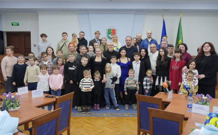 Дев'ять осель для дитячих будинків сімейного типу: у Кривому Розі батькам-вихователям вручили ключі від нового житла