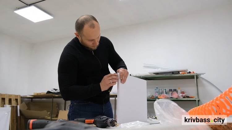 Переселенець із Маріуполя Сергій Кушнаренко “з нуля” відновив меблевий бізнес у Кривому Розі
