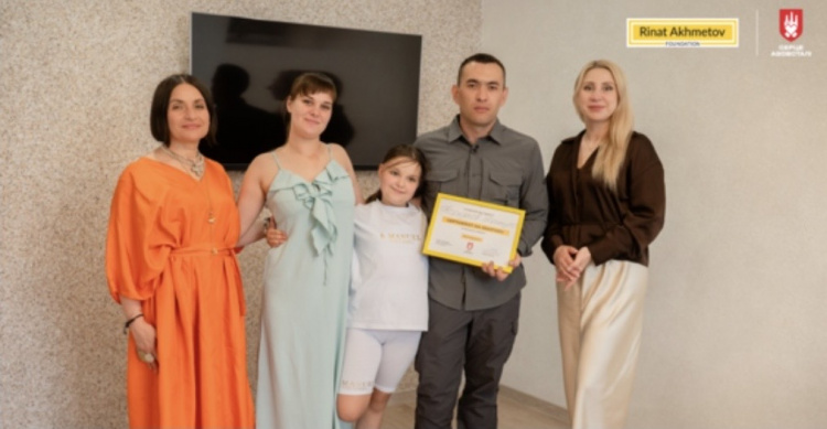 «Ми можемо рухатися далі»: родина захисника Маріуполя, який пережив полон, отримала власне житло завдяки програмі «Серце Азовсталі»