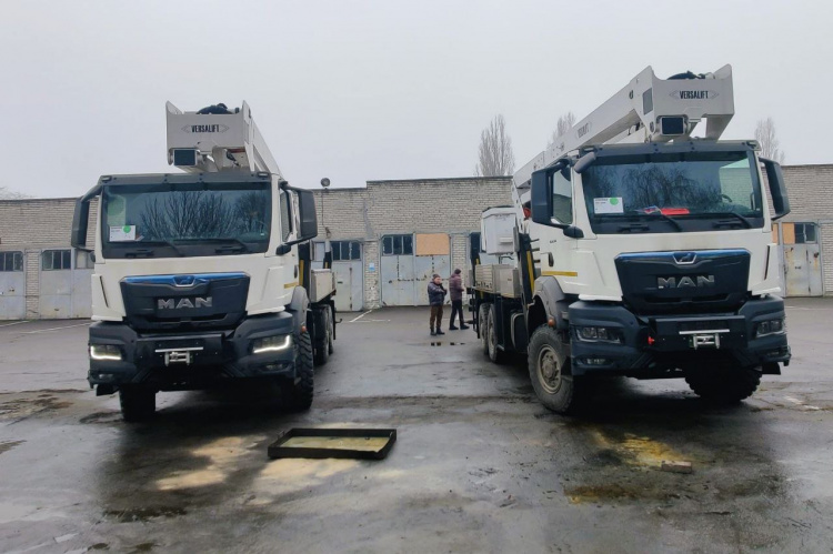 Міжнародна допомога: енергетики Дніпропетровщини отримали підйомники для робіт на високовольтних лініях