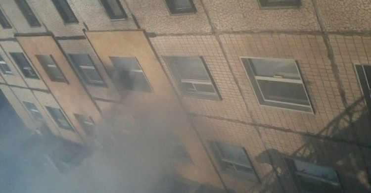 В Кривом Роге из пылающей многоэтажки спасли четверых человек (ФОТО)