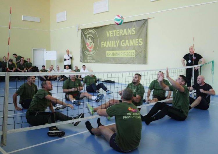 З передової - на спортивний майданчик: у Кривому Розі діючі військові зіграли з ветеранами у волейбол сидячи