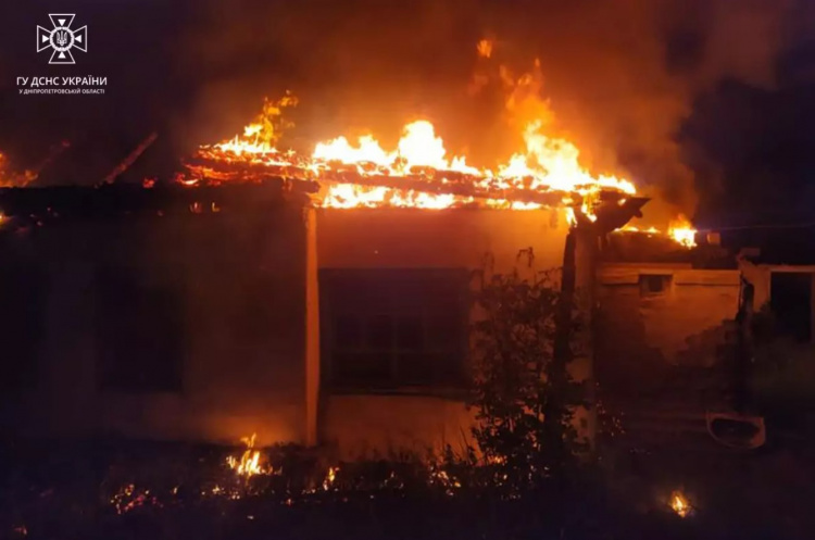 Опівночі на Криворіжжі гасили пожежу у будинку: що відомо про постраждалих