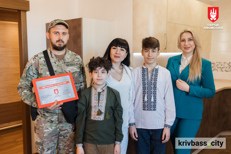 Родина оборонців Маріуполя отримала квартиру у Києві: на новосілля завітала зірка "Жіночого кварталу"