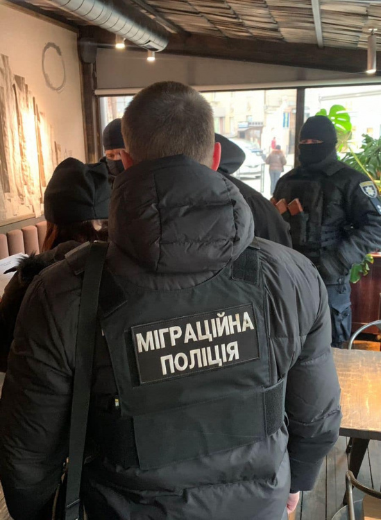 Незаконно переправляв чоловіків до країн ЄС: правоохоронці Дніпропетровщини викрили злочинця