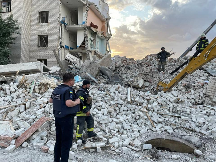 Рятувальники продовжують розбирати завали після ракетного обстрілу міста Часів Яр Бахмутського району
