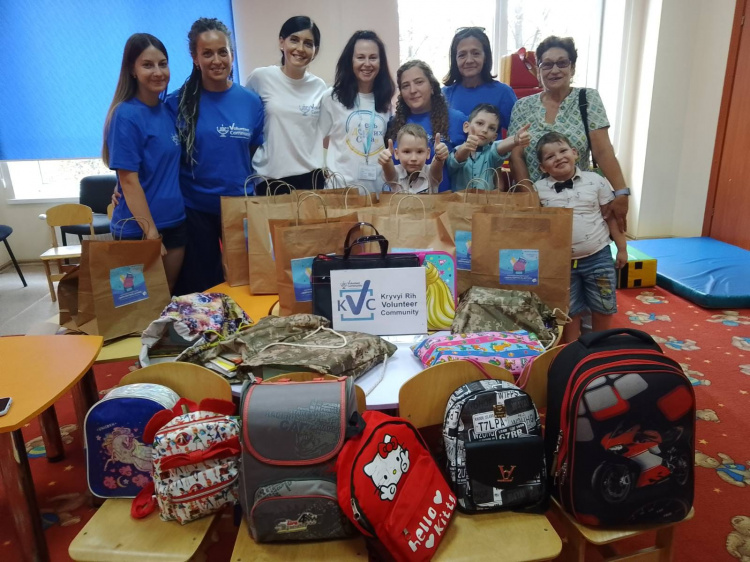 У Кривому Розі мешканці міста і волонтери зібрали портфелі до школи для дітей з багатодітних  родин та переселенців