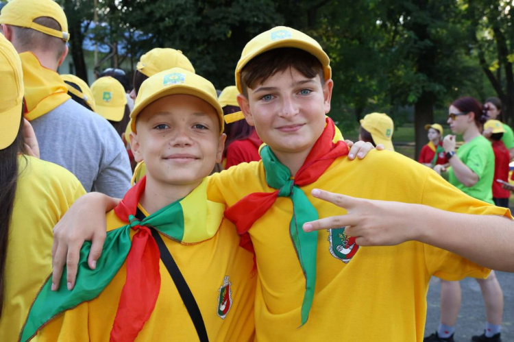 Понад 200 дітей Героїв вирушили на відпочинок: у Кривому Розі стартувала фінальна зміна заміського табору