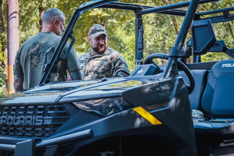 Швидкі й непомітні: нацгвардійці отримали багі й мотоцикли від Сталевого Фронту Ріната Ахметова