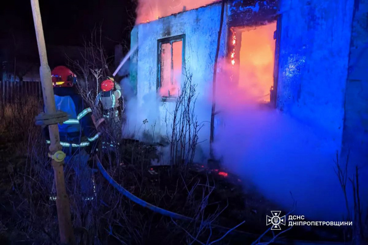 Нічна пожежа у Криворізькому районі - фото ДСНС Дніпропетровщини.