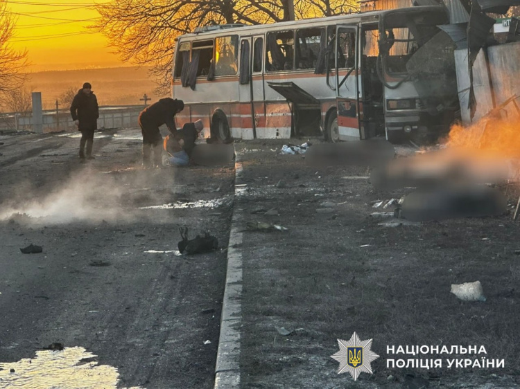 Армія рф атакувала автобус - фото Національна поліція