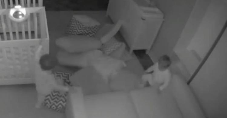 «Полуночники»: двухлетние близнецы устроили ночную "вечеринку". Родители сняли это на видео