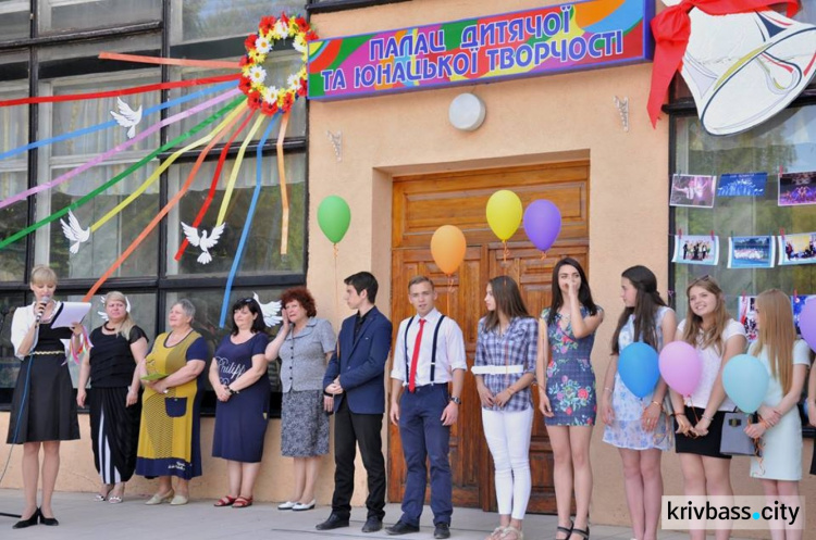 300 выпускников Кривого Рога отпраздновали последний звонок в своих внешкольных учреждениях (ФОТО)