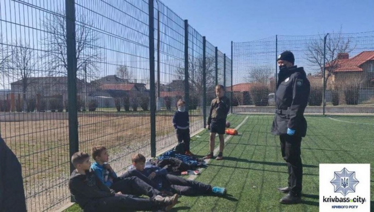 Проти фейків та паніки: шкільні офіцери поліції працюють в мережі Інтернет та на вулицях Кривого Рогу