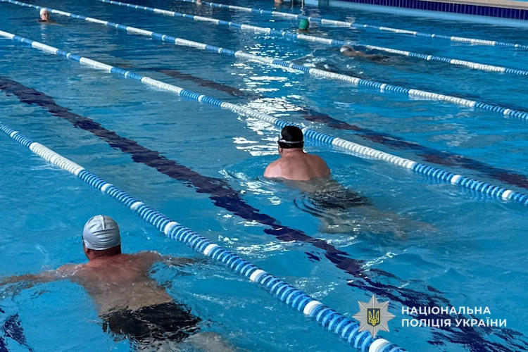 Вода лікує: у Кривому Розі поранені поліцейські проходять реабілітацію у басейні